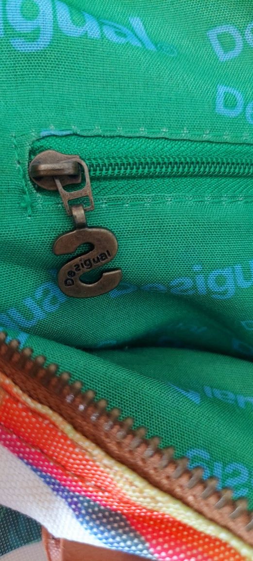 Torebka kuferek do ręki w letnich kolorach Desigual