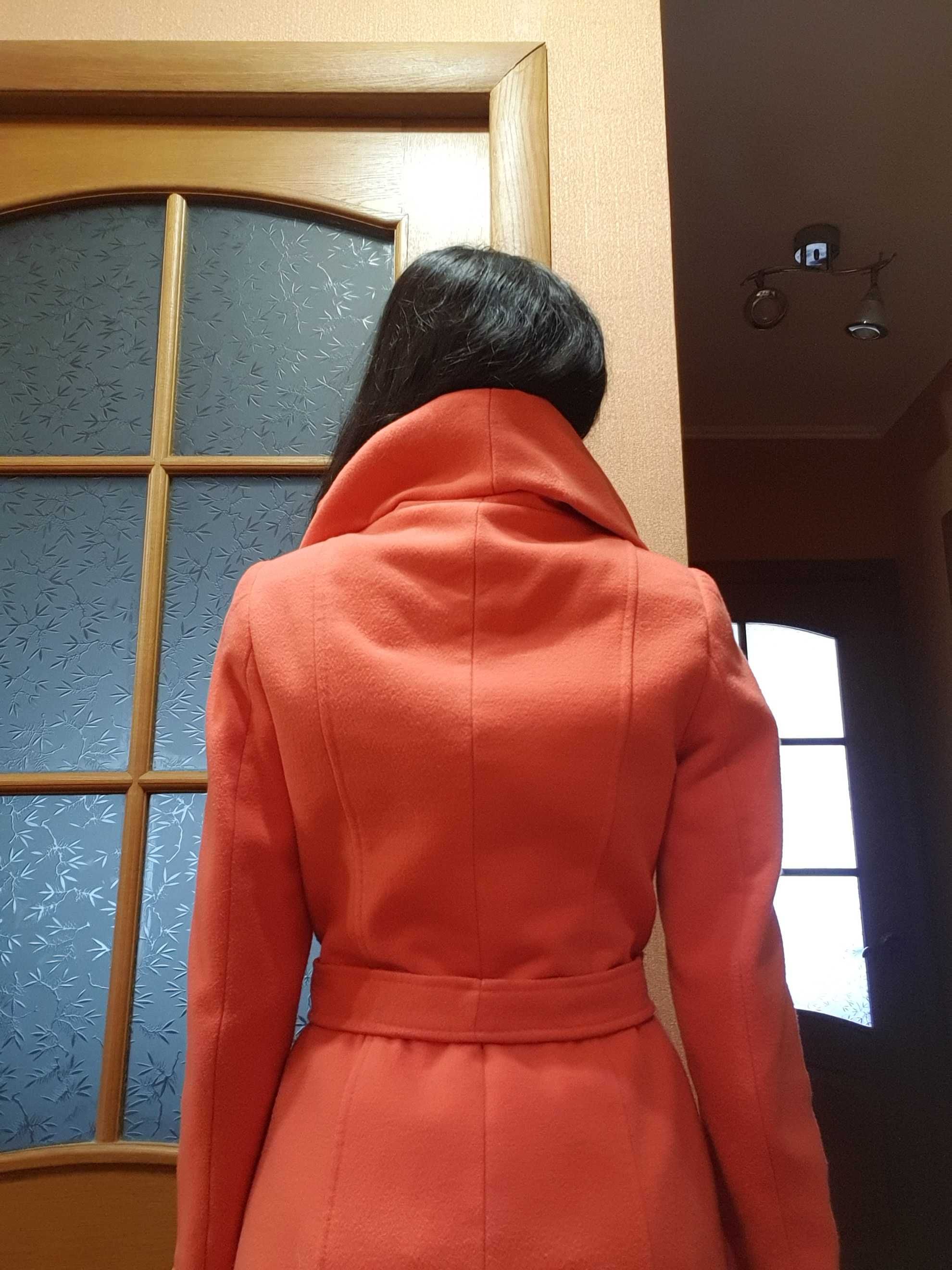 Продам женское пальто весна-осень кораллового цвета.