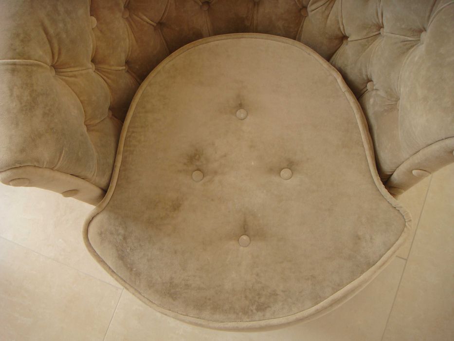 beżowy welurowy francuski fotel chesterfield