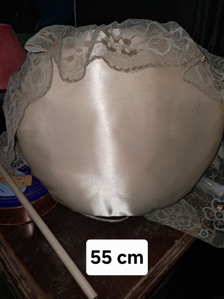 Boneca em porcelana com almofada