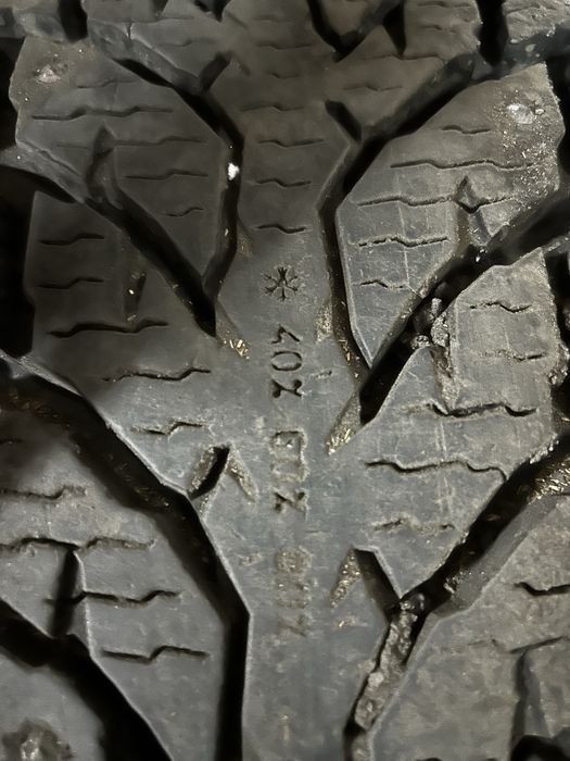 Nokian Hakkapelitta LT3 на штатних дисках від Land Cruiser 200