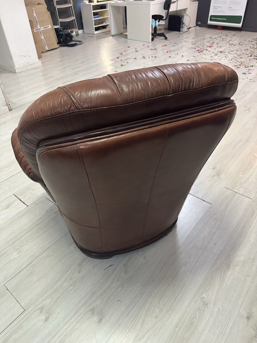 Cadeirão em Pele Castanha – Confortável e Robusto (Excelente Estado)