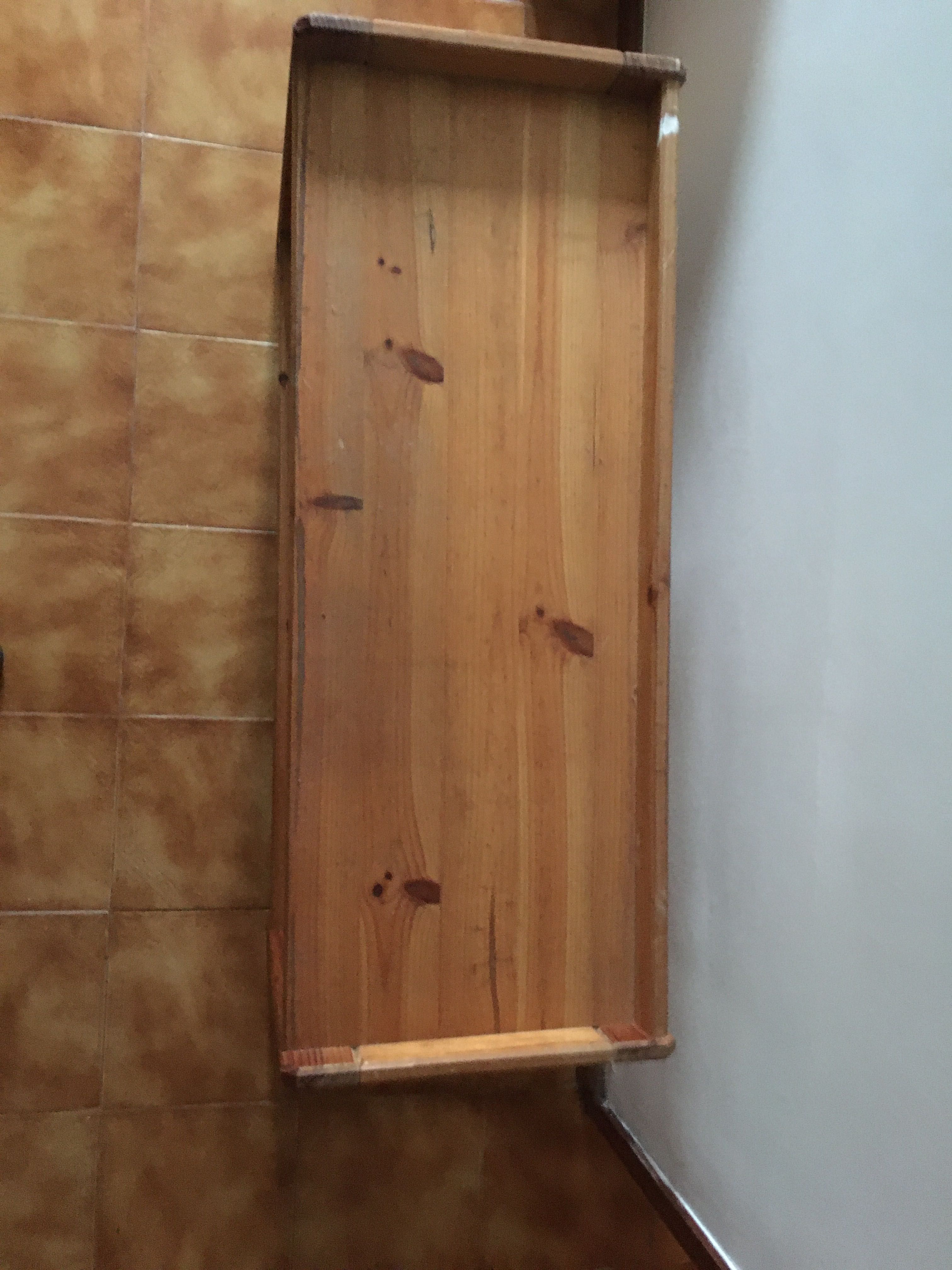 Estante de duas prateleiras.