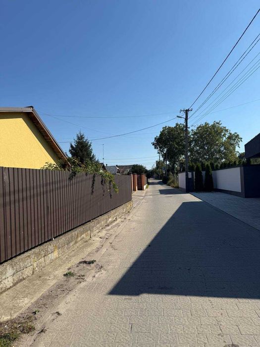 Продаж земельної ділянки з будинком смт. Брюховичі, р-н Поле Чудес