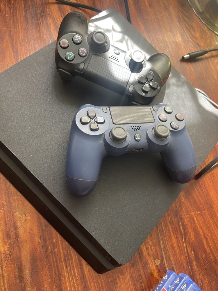 Play Station 4 + 2 консолі