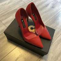 Червоні туфлі шпилька