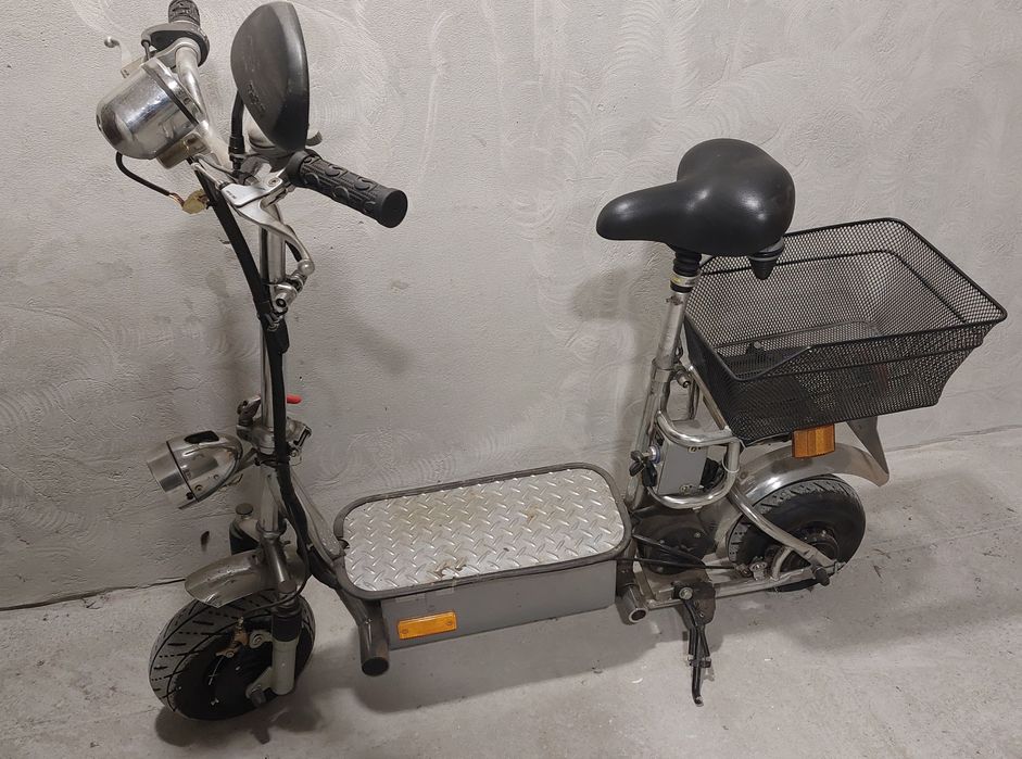 Jeździk elektryczny. Hulajnoga.