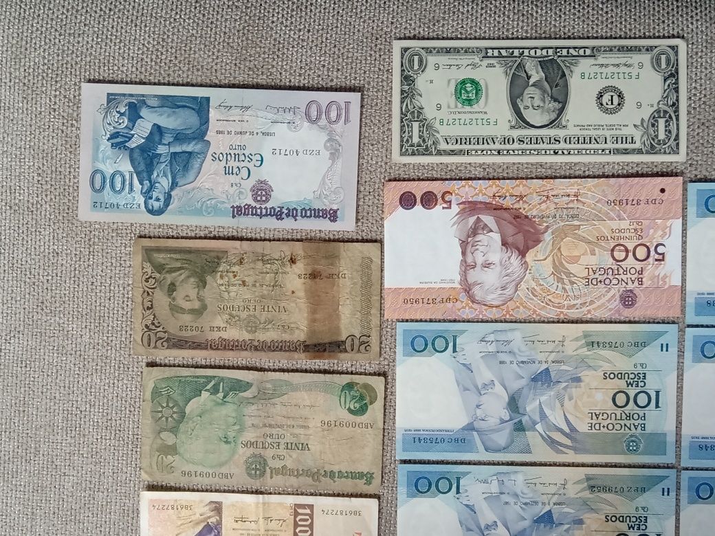 16 notas de escudos e uma de 1 Dolar