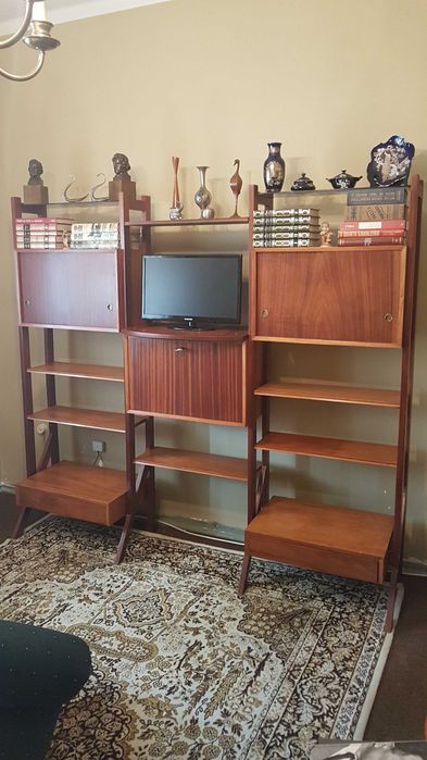 Estante modular vintage anos 60 – madeira maciça com bar embutido