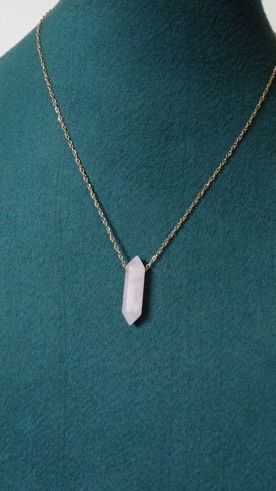 Delikatny, minimalistyczny naszyjnik z kwarcem różowym