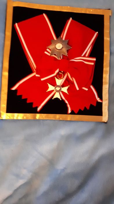 Krzyż Wielki z szarfą orderu Polonia Restituta.