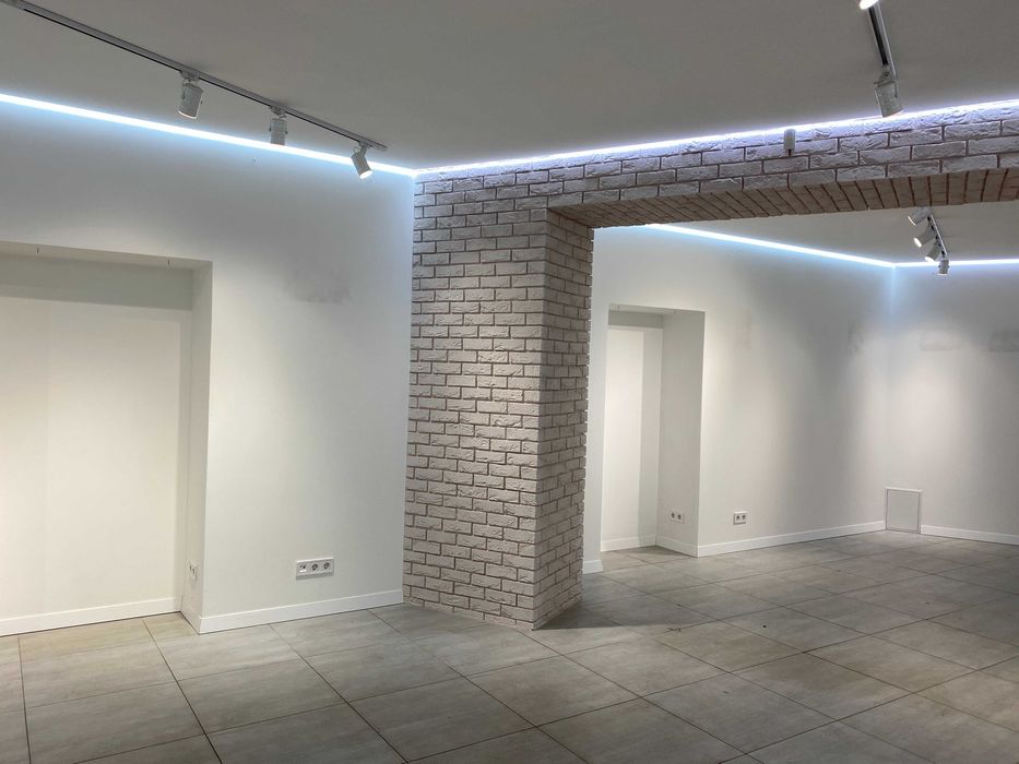 Фасадное помещение на тихой улице центра города. Ремонт.