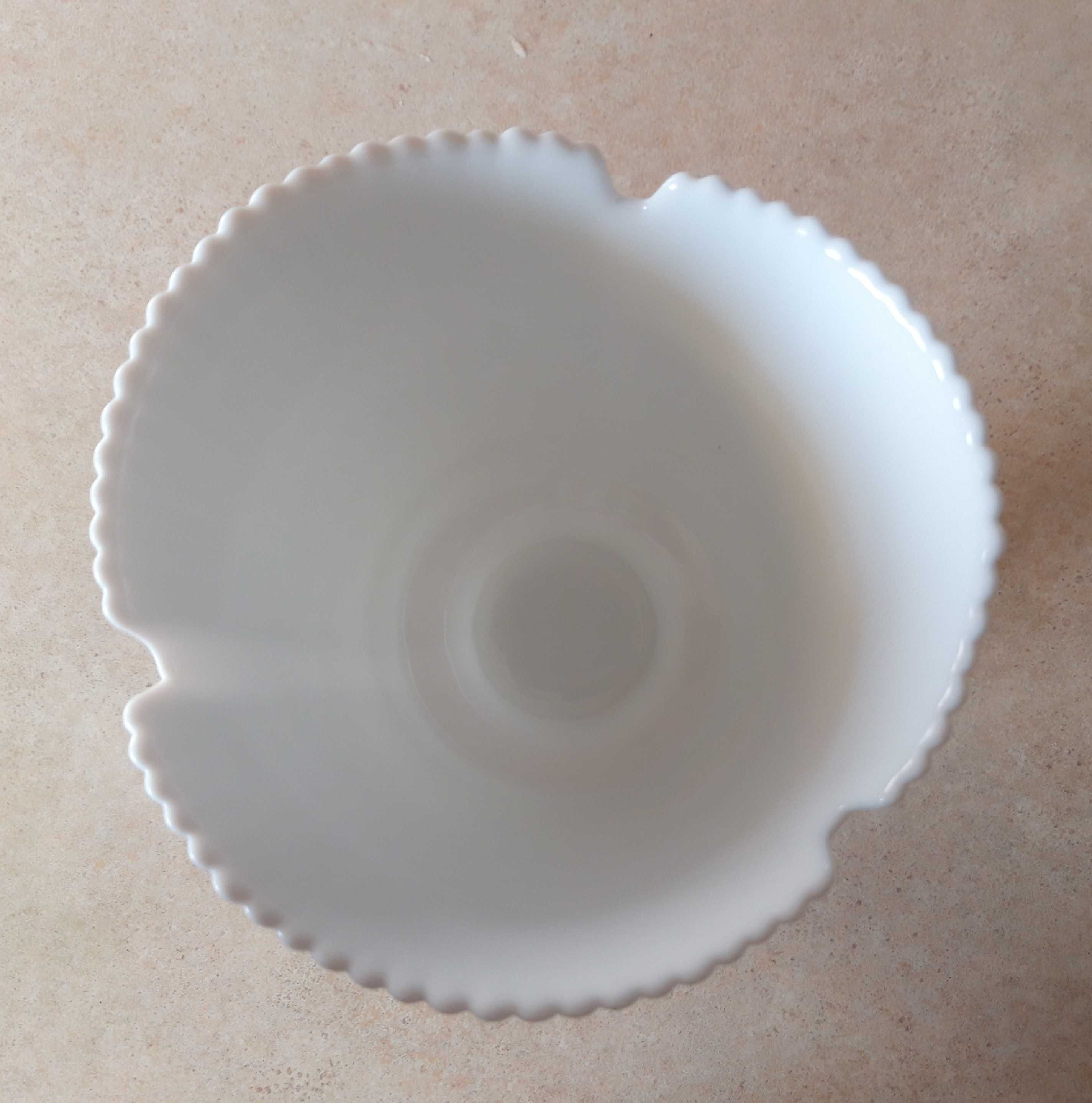 wazon puchar osłonka na donicę białe szkło lattimo Ząbkowice
