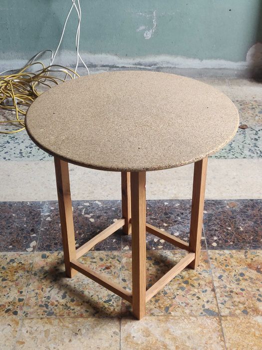 Mesa de madeira e cortiça