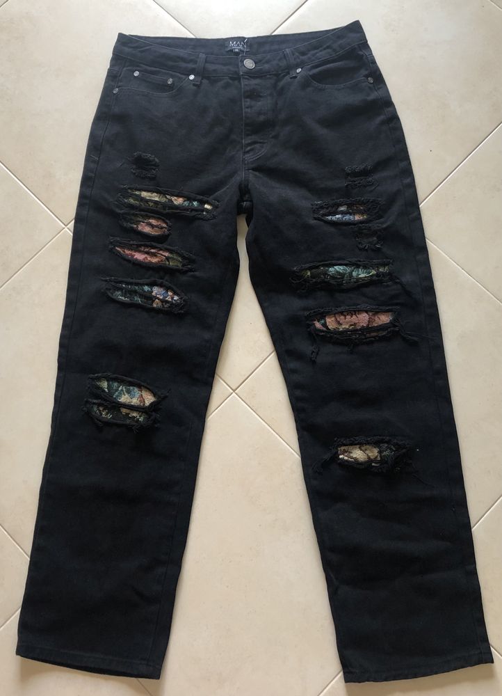 Jeans pretos com remendos NOVAS