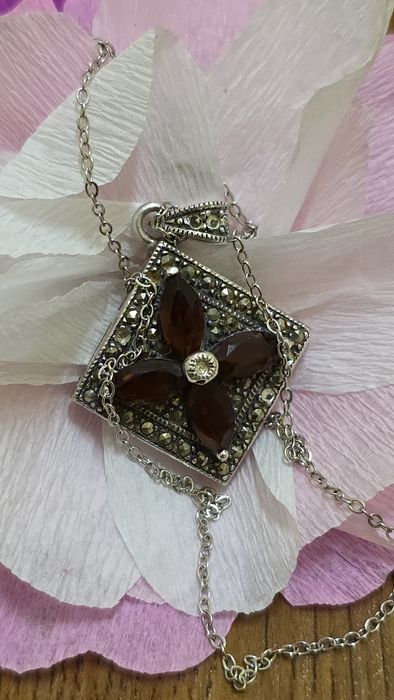 Zawieszka z granatami i markasytami w stylu Art Deco