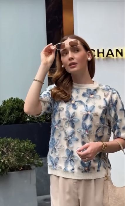 Неймовірна нарядна кофтинка з квітами і блискітками