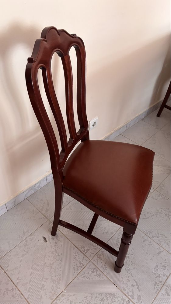 Mesa antiquada, com 6 cadeiras