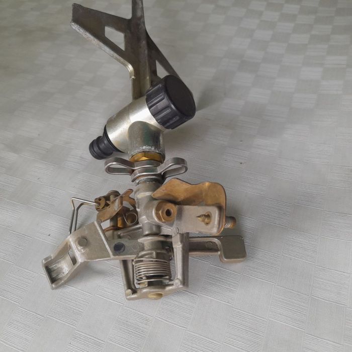 Поливач для газону