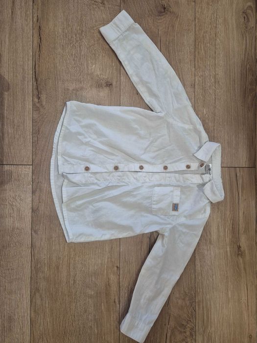 Koszula biała na guziki.