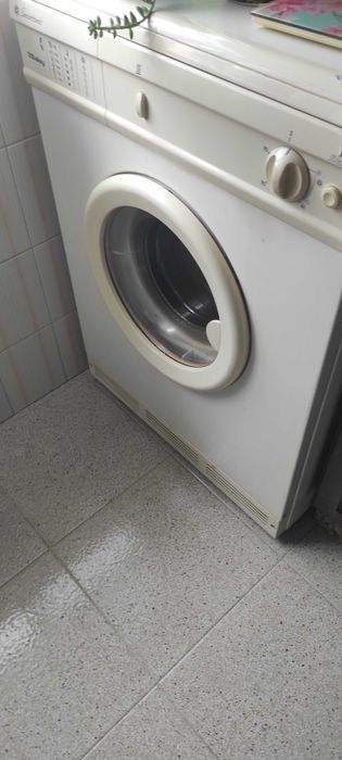 Máquina de secar roupa usada e em bom estado.