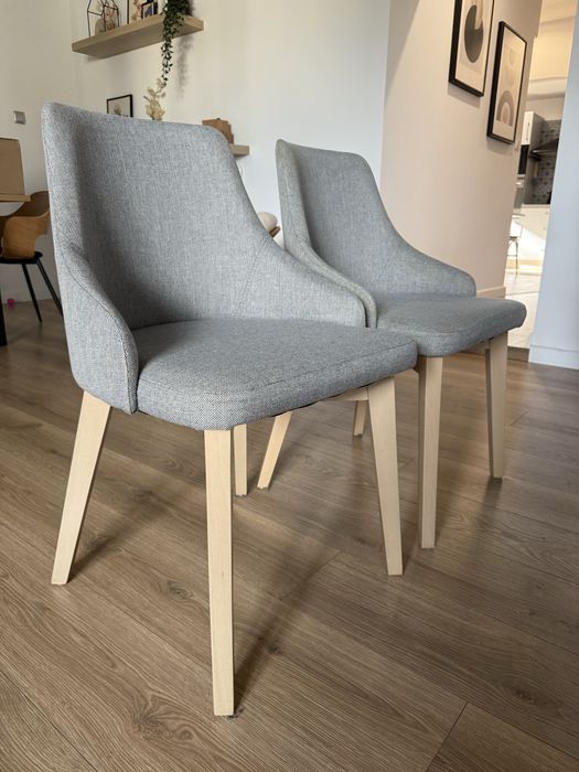 Krzesła szare z drewnianymi nogami 2 sztuki