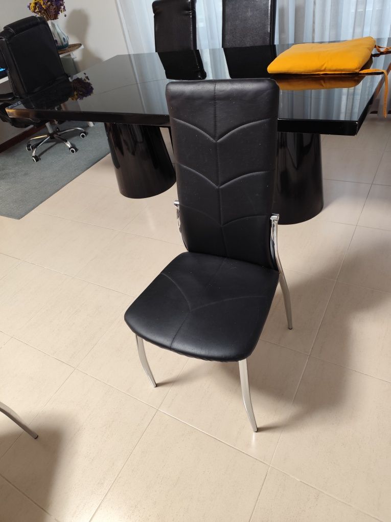 Mesa e cadeiras variáveis