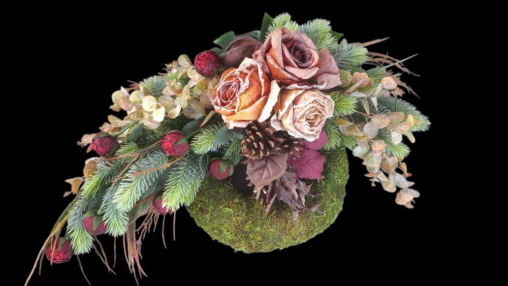 Stroik kompozycja wiązanka na wianku z mchu na grób cmentarz pomnik