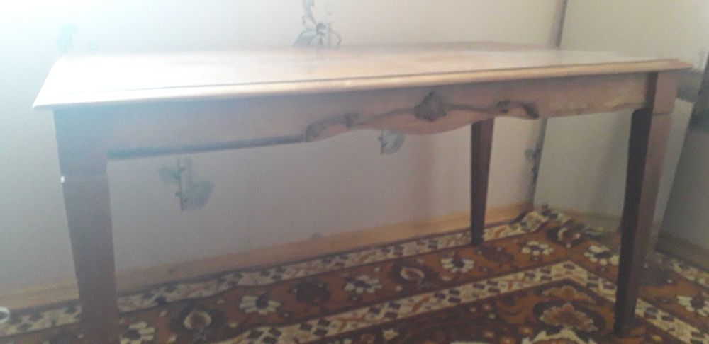 Стіл висота 57 см , столешня довжина 100 см х 57  деревяний