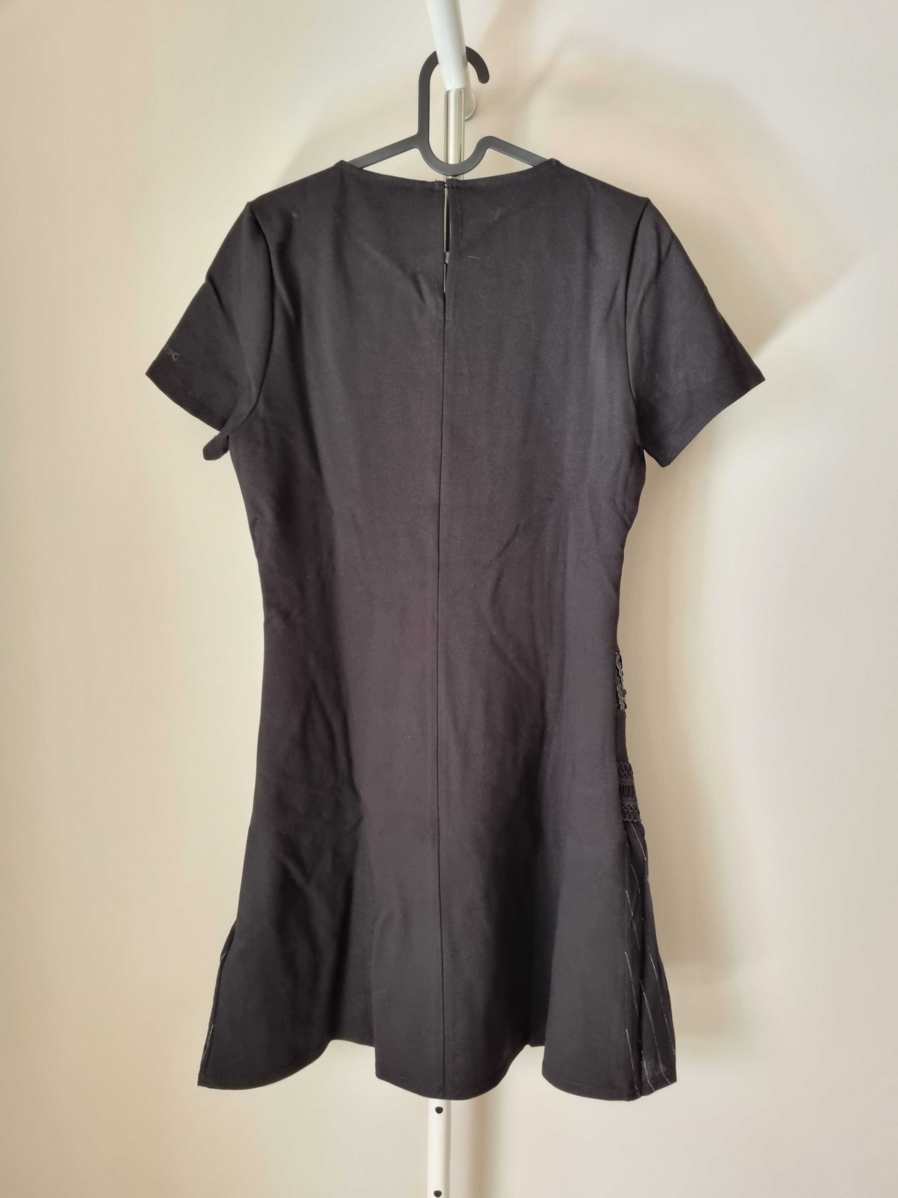 Czarna sukienka przed kolano z symetryczną aplikacją Desigual r.XL