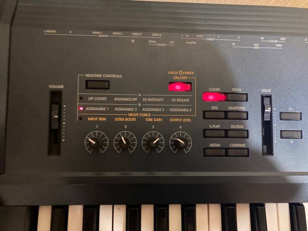 Продам рабочую станцию Korg Triton Extreme