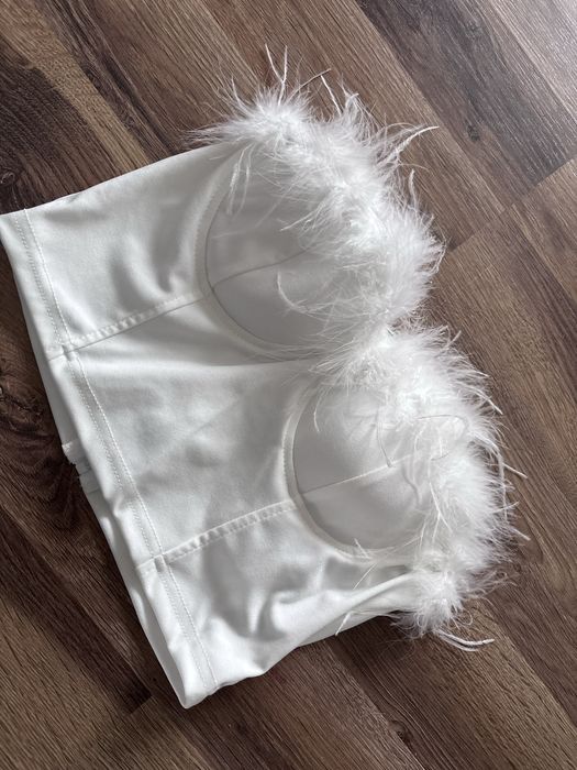 Biały krótki top z piórami S 36