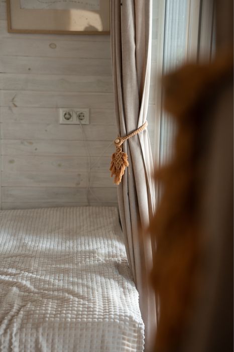 Дивовжний будиночок на березі чистого озера