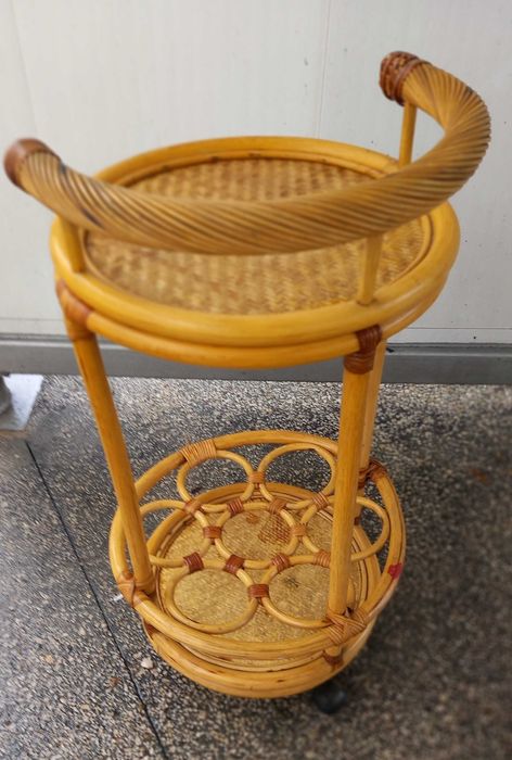 Mesa de apoio de sala, ou de jardim.