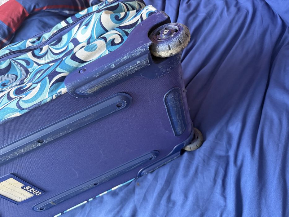 Walizka miękka na kółkach marki DAKINE niebieska w kwiaty hippie