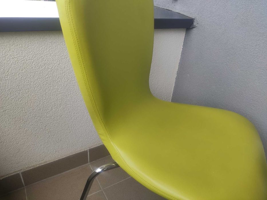 Krzesło wygodne i zadbane. stabilnie stoi