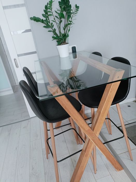 Барний стіл з стільцями