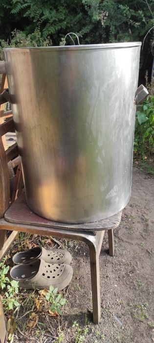 Кастрюля - бак из нержавеющей стали.