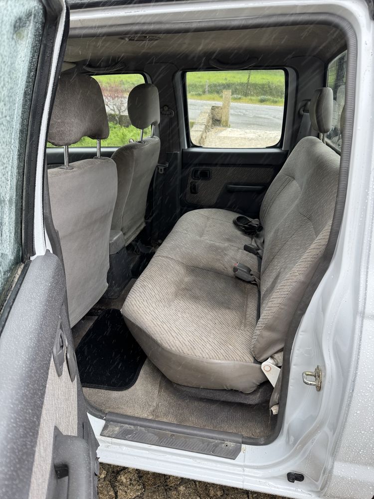 Carrinha Nissan Navarra 5 lugares