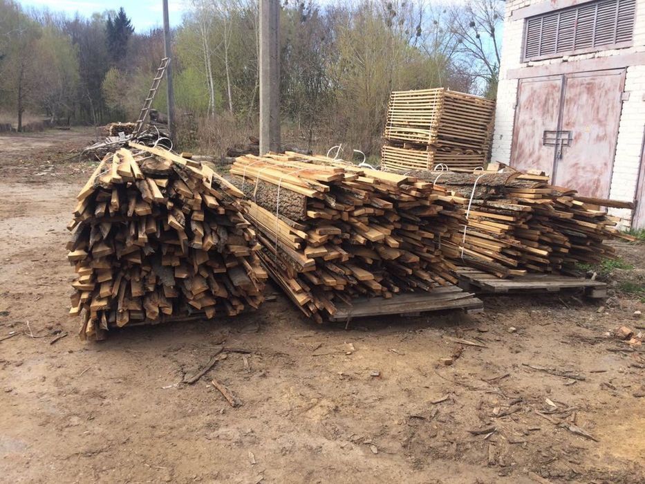 Обрізки з пілорамми сосна. Також є тверді та м'які породи.