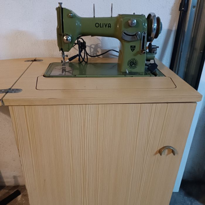 Vende se máquina de costura oliva com motor