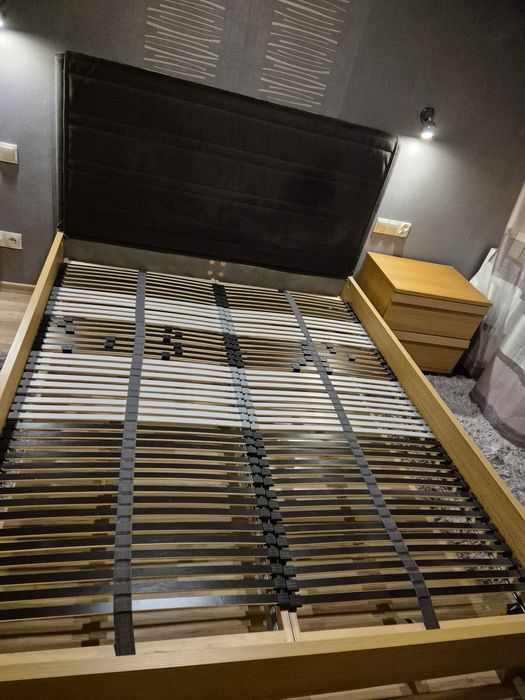 Łóżko drewniane Ikea Oppland z szafkami nocnymi.