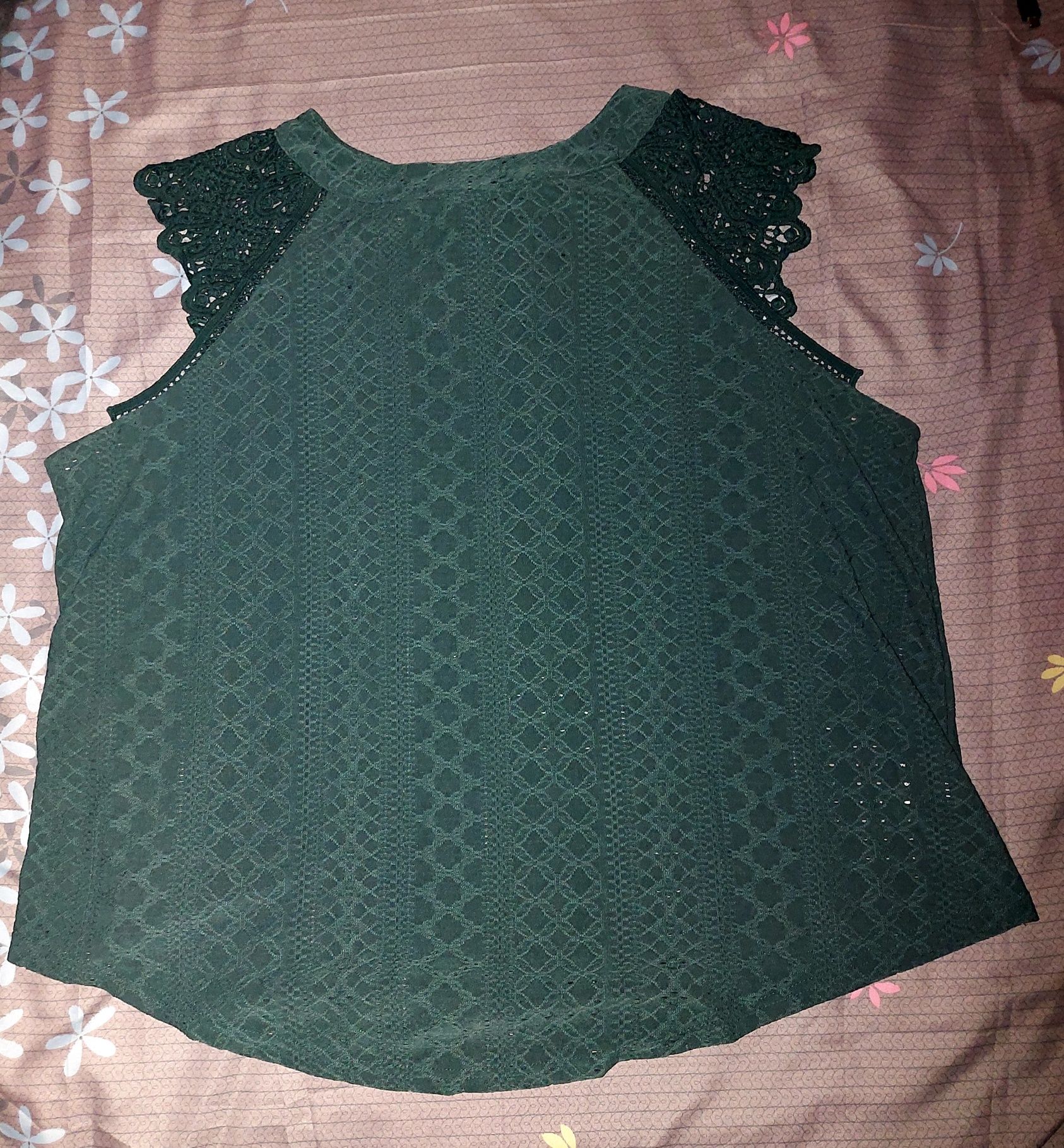 Blusa com renda e laço