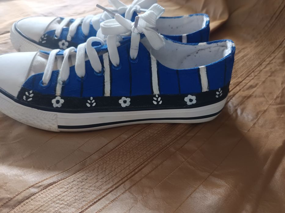 Tênis pintados á mão inspirados no traje de Viana do Castelo