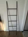 Czarna metalowa drabinka loft