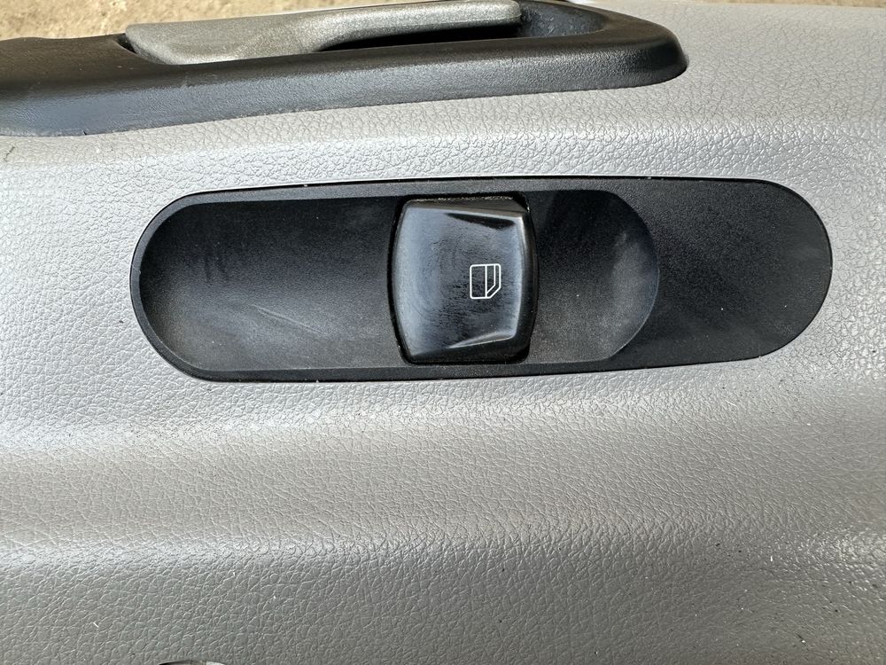 Кнопка стеклоподъемника правая Mercedes Sprinter VW Crafter 9065450913