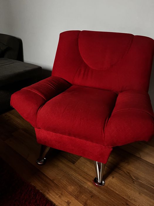 Czerwony piękny fotel do salonu lub sypialni