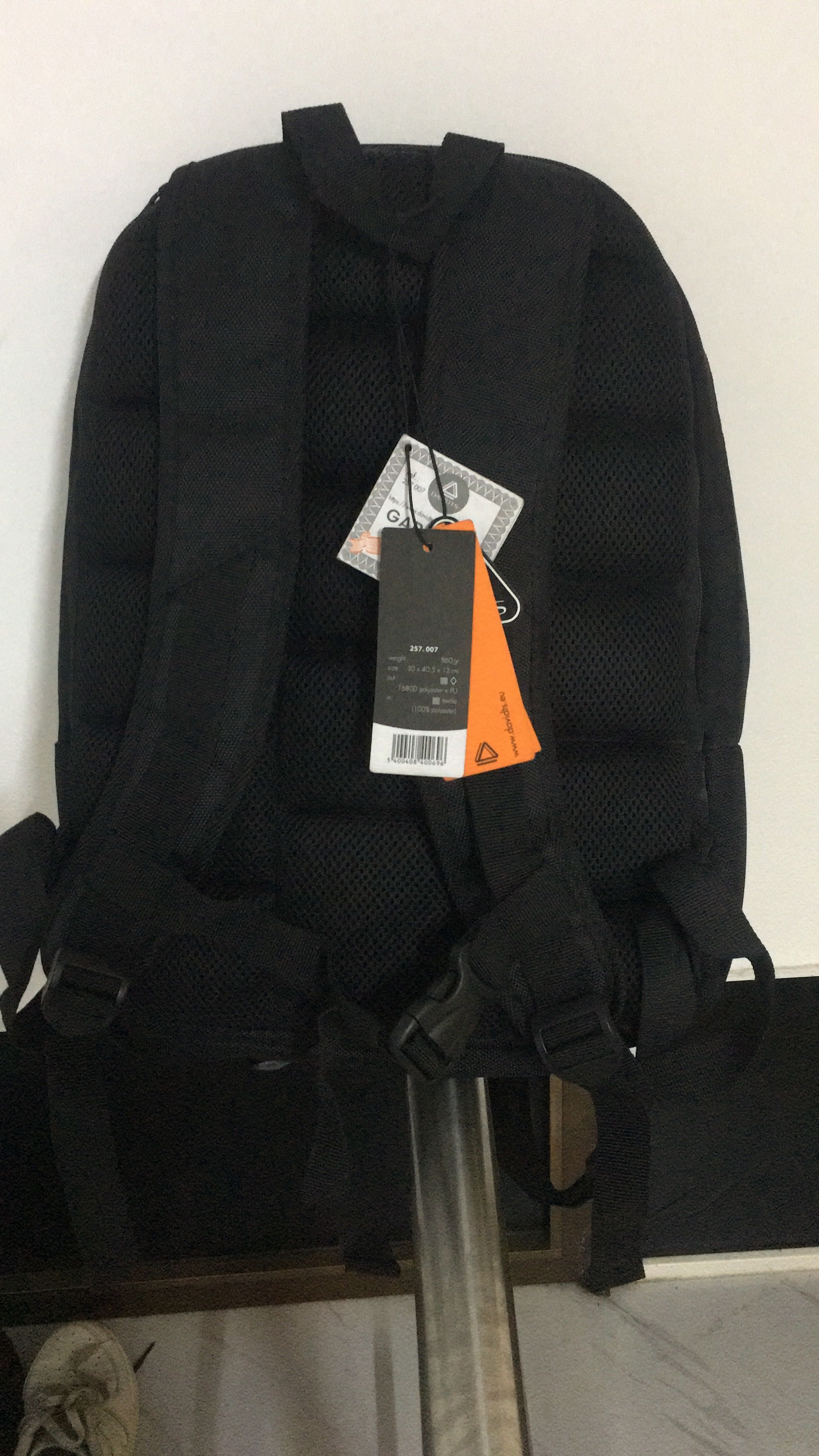 Mochila nova com etiquetas