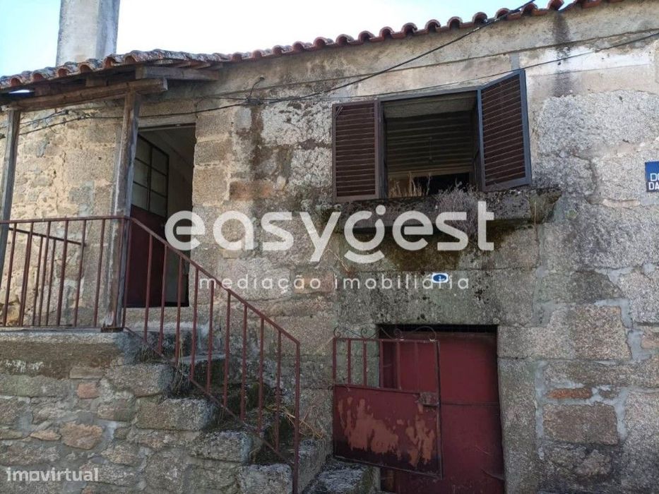 Moradia rústica em pedra para recuperar localizada em Fiais da Beira