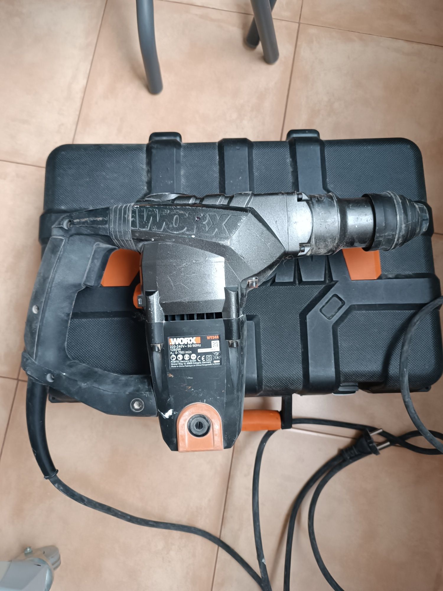 Máquina martelo com acessórios e mala